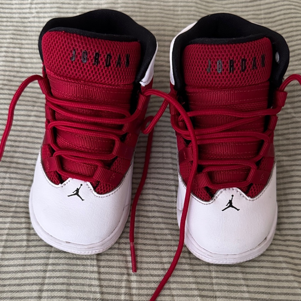 Nike air Jordan Sneakers in Red and White / kids 7C